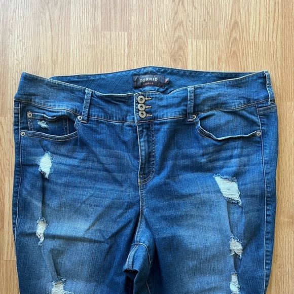 Torrid Distressed Blue Jeans Jegging - Picture 3 of 8